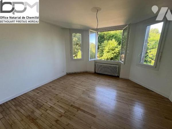 Maison à Vezins, environ 80 m² habitables. Rez-de-chaussée : pièce de vie avec cuisine ouverte ...