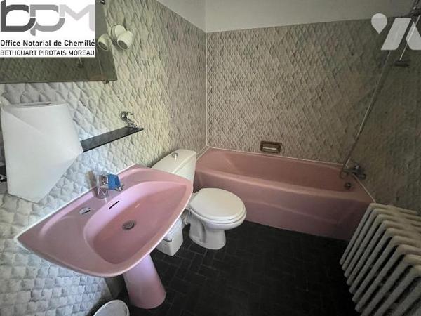 Maison à Vezins, environ 80 m² habitables. Rez-de-chaussée : pièce de vie avec cuisine ouverte ...