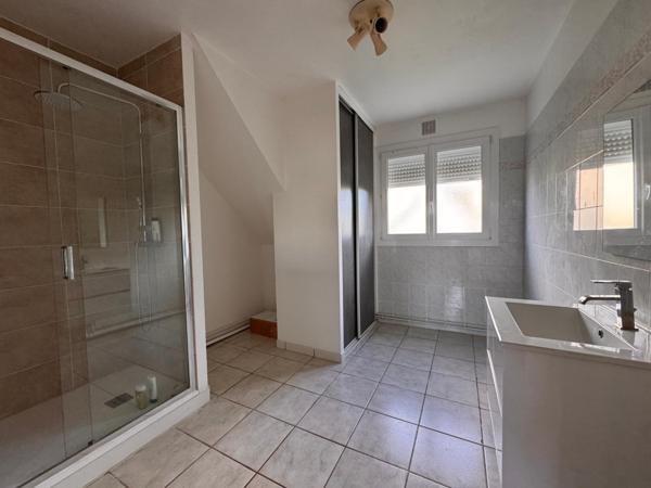 Tout commerces, école et Collège à pied