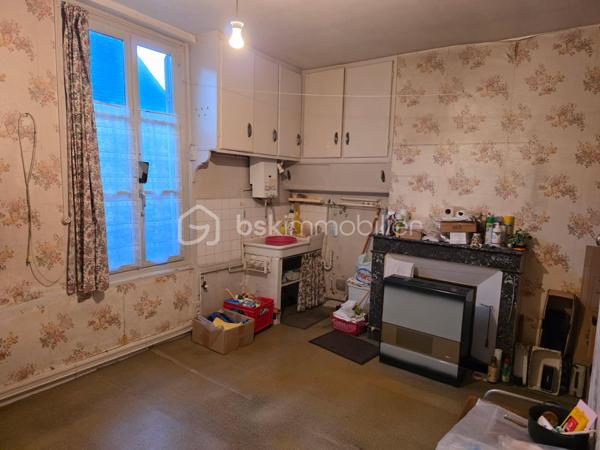 Situé à proximité du centre-ville, cet appartement d'environ 54 m² est situé au 1er étage d'une copropriété qui ne comporte qu'un seul étage habitable sur ce côté.

Il se compose d'une cuisine d'environ 16 m², d'une chambre d'environ 19 m² et de deux autres pièces (salon et salle à manger).
Cet appartement est en réalité un regroupement de 2 logements : il y a donc possibilité de rediviser en 2 l'appartement pour recréer 2 logements.
Pour un investissement locatif, c'est un bel avantage.

En plus de ce logement, le bien comprend également un grenier, une remise et deux caves.

Le logement nécessite des travaux de rénovation.

Si ce bien vous intéresse et que vous souhaitez venir le visiter, je suis disponible au 06-07-46-13-96.