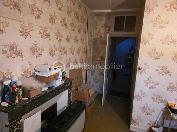 Situé à proximité du centre-ville, cet appartement d'environ 54 m² est situé au 1er étage d'une copropriété qui ne comporte qu'un seul étage habitable sur ce côté.

Il se compose d'une cuisine d'environ 16 m², d'une chambre d'environ 19 m² et de deux autres pièces (salon et salle à manger).
Cet appartement est en réalité un regroupement de 2 logements : il y a donc possibilité de rediviser en 2 l'appartement pour recréer 2 logements.
Pour un investissement locatif, c'est un bel avantage.

En plus de ce logement, le bien comprend également un grenier, une remise et deux caves.

Le logement nécessite des travaux de rénovation.

Si ce bien vous intéresse et que vous souhaitez venir le visiter, je suis disponible au 06-07-46-13-96.