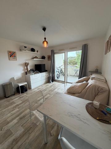 Situé à Aytré, à seulement 7 minutes en voiture du centre de La Rochelle, cet appartement bénéficie d’un emplacement idéal. Piste cyclable directe jusqu’au Vieux-Port de La Rochelle et desserte en bus à proximité facilitent les déplacements sans voiture.

Appartement meublé, sécurisée et parfaitement entretenue. L’appartement ne nécessite aucun travaux.
Le bien se compose d’un séjour lumineux, ouvert sur un balcon / terrasse, avec une cuisine  équipée.
Vous trouverez également une salle d’eau avec douche et WC.
Il dispose d’un agréable balcon terrasse donnant sur un espace arboré.
Stationnement facile d accés et gratuit autour de la résidence