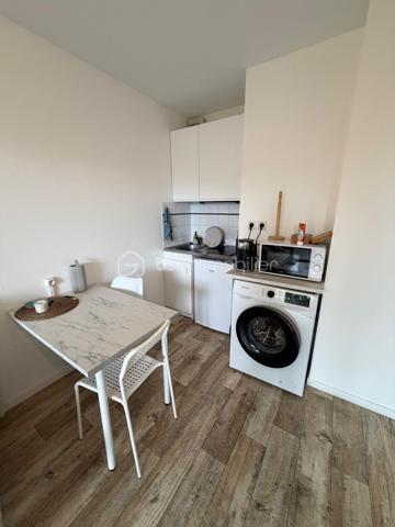 Situé à Aytré, à seulement 7 minutes en voiture du centre de La Rochelle, cet appartement bénéficie d’un emplacement idéal. Piste cyclable directe jusqu’au Vieux-Port de La Rochelle et desserte en bus à proximité facilitent les déplacements sans voiture.

Appartement meublé, sécurisée et parfaitement entretenue. L’appartement ne nécessite aucun travaux.
Le bien se compose d’un séjour lumineux, ouvert sur un balcon / terrasse, avec une cuisine  équipée.
Vous trouverez également une salle d’eau avec douche et WC.
Il dispose d’un agréable balcon terrasse donnant sur un espace arboré.
Stationnement facile d accés et gratuit autour de la résidence