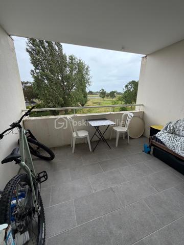 Situé à Aytré, à seulement 7 minutes en voiture du centre de La Rochelle, cet appartement bénéficie d’un emplacement idéal. Piste cyclable directe jusqu’au Vieux-Port de La Rochelle et desserte en bus à proximité facilitent les déplacements sans voiture.

Appartement meublé, sécurisée et parfaitement entretenue. L’appartement ne nécessite aucun travaux.
Le bien se compose d’un séjour lumineux, ouvert sur un balcon / terrasse, avec une cuisine  équipée.
Vous trouverez également une salle d’eau avec douche et WC.
Il dispose d’un agréable balcon terrasse donnant sur un espace arboré.
Stationnement facile d accés et gratuit autour de la résidence