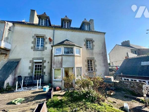 Immeuble mixte, habitation et commerces à Vendre à Plouaret (22420) en Côtes-d'Armor (22)

Im...