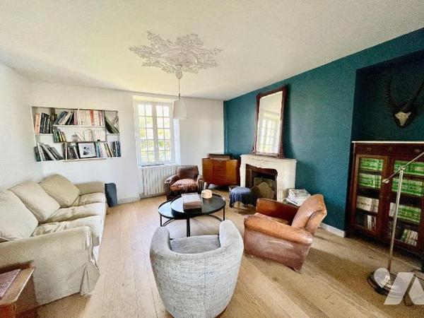 Immeuble mixte, habitation et commerces à Vendre à Plouaret (22420) en Côtes-d'Armor (22)

Im...