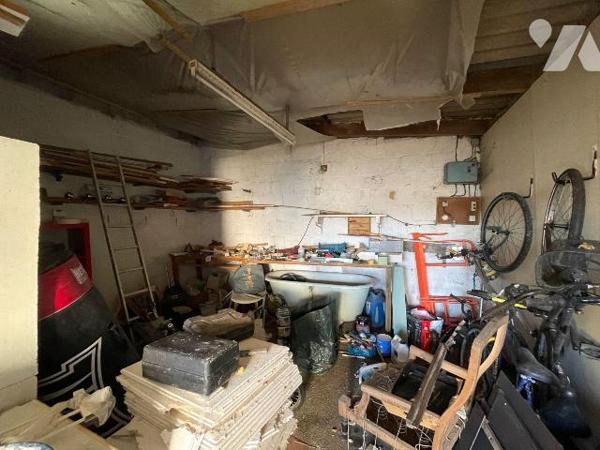 Immeuble mixte, habitation et commerces à Vendre à Plouaret (22420) en Côtes-d'Armor (22)

Im...