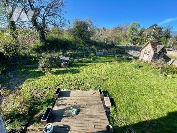 Immeuble mixte, habitation et commerces à Vendre à Plouaret (22420) en Côtes-d'Armor (22)

Im...