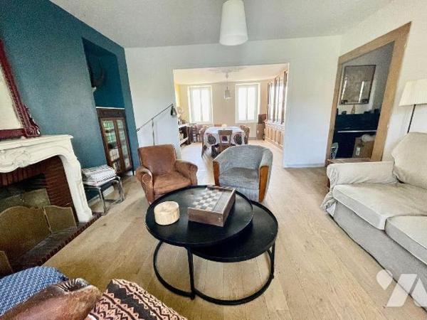 Immeuble mixte, habitation et commerces à Vendre à Plouaret (22420) en Côtes-d'Armor (22)

Im...