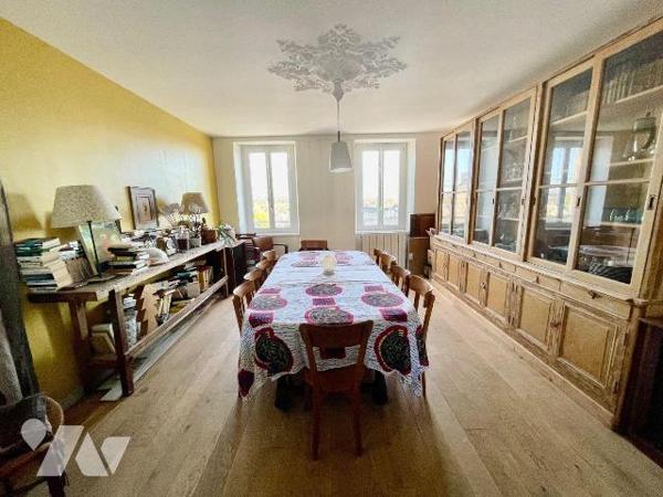 Immeuble mixte, habitation et commerces à Vendre à Plouaret (22420) en Côtes-d'Armor (22)

Im...
