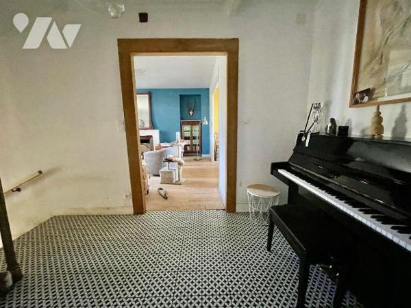 Immeuble mixte, habitation et commerces à Vendre à Plouaret (22420) en Côtes-d'Armor (22)

Im...