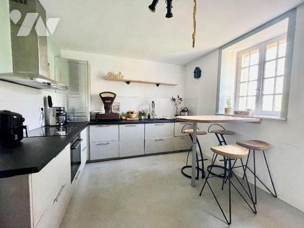 Immeuble mixte, habitation et commerces à Vendre à Plouaret (22420) en Côtes-d'Armor (22)

Im...