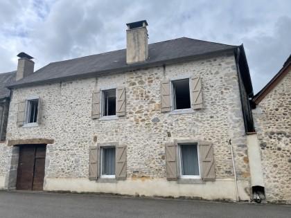 Maison - Proximite oloron-sainte-marie - Réf.:205023 PROXIMITE OLORON - BELLE FERME RENOVEE AU CALME SUR PLUS DE 7 HA DE TERRES LIBRES (BOIS) AVEC HANGAR, GRANGE ET GARAGE - (FORTE BAISSE DE PRIX)