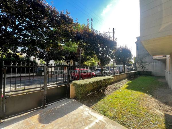 Appartement à vendre 3 pièces LIVRY GARGAN (93) avec terrasse et place de parking PMR en sous-sol.