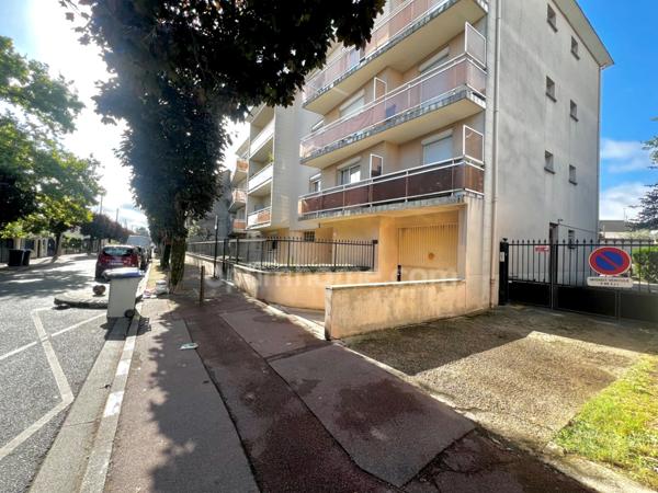 Appartement à vendre 3 pièces LIVRY GARGAN (93) avec terrasse et place de parking PMR en sous-sol.