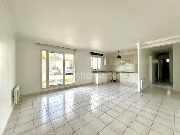 Appartement à vendre 3 pièces LIVRY GARGAN (93) avec terrasse et place de parking PMR en sous-sol.