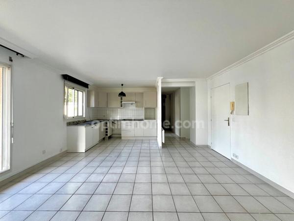 Appartement à vendre 3 pièces LIVRY GARGAN (93) avec terrasse et place de parking PMR en sous-sol.