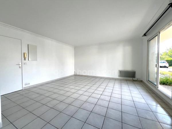 Appartement à vendre 3 pièces LIVRY GARGAN (93) avec terrasse et place de parking PMR en sous-sol.