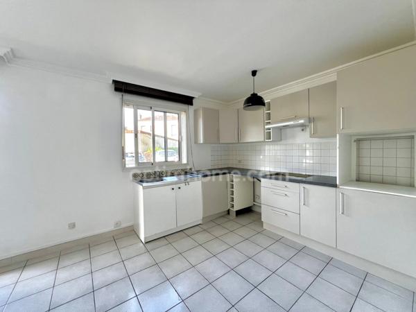 Appartement à vendre 3 pièces LIVRY GARGAN (93) avec terrasse et place de parking PMR en sous-sol.