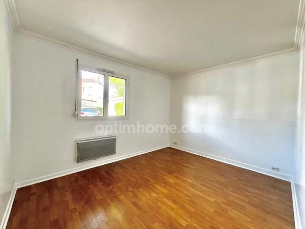 Appartement à vendre 3 pièces LIVRY GARGAN (93) avec terrasse et place de parking PMR en sous-sol.