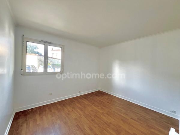 Appartement à vendre 3 pièces LIVRY GARGAN (93) avec terrasse et place de parking PMR en sous-sol.