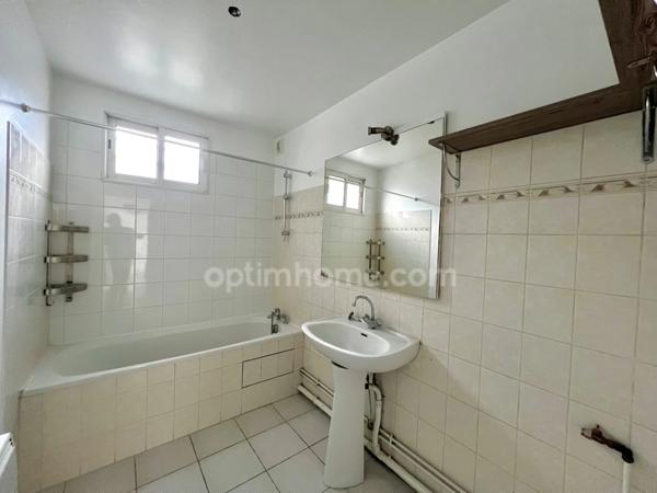 Appartement à vendre 3 pièces LIVRY GARGAN (93) avec terrasse et place de parking PMR en sous-sol.