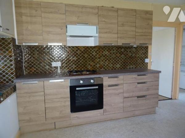 A Queaux, Maison de ville d'environ 98 m² habitables offrant: une cuisine, un séjour, une buand...