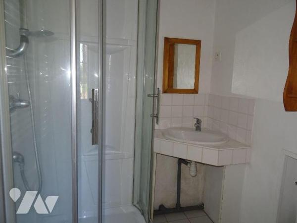 A Queaux, Maison de ville d'environ 98 m² habitables offrant: une cuisine, un séjour, une buand...