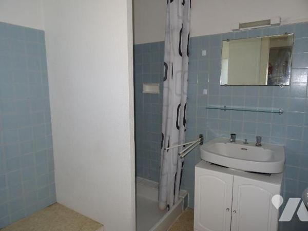 A Queaux, Maison de ville d'environ 98 m² habitables offrant: une cuisine, un séjour, une buand...