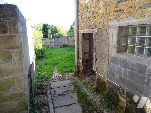 A Queaux, Maison de ville d'environ 98 m² habitables offrant: une cuisine, un séjour, une buand...