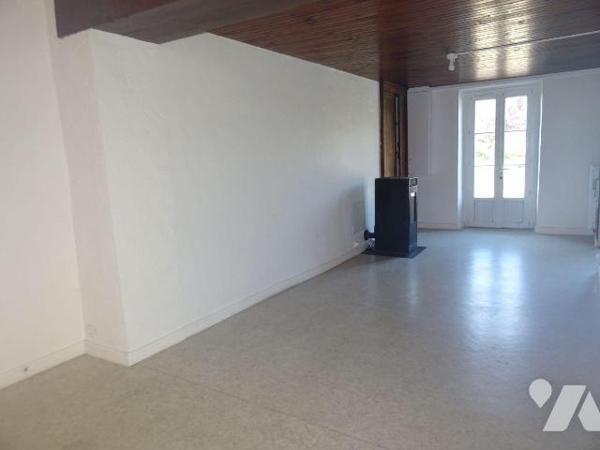 A Queaux, Maison de ville d'environ 98 m² habitables offrant: une cuisine, un séjour, une buand...