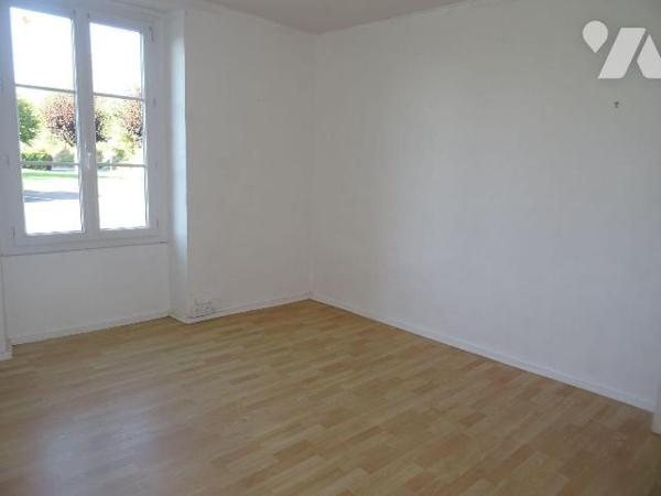 A Queaux, Maison de ville d'environ 98 m² habitables offrant: une cuisine, un séjour, une buand...