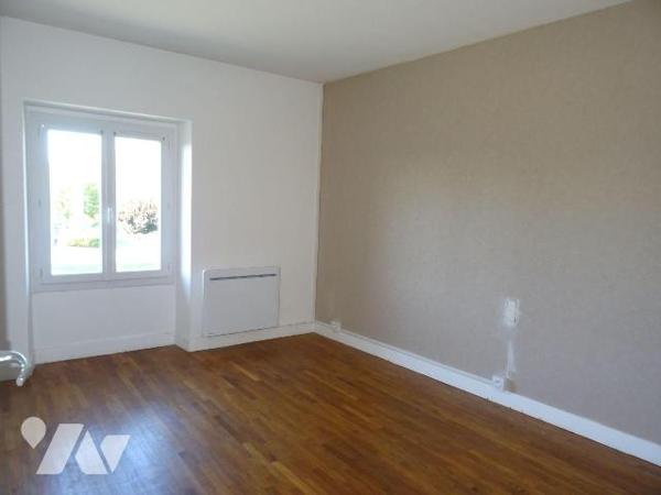 A Queaux, Maison de ville d'environ 98 m² habitables offrant: une cuisine, un séjour, une buand...