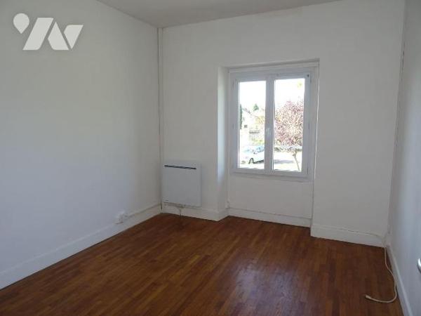 A Queaux, Maison de ville d'environ 98 m² habitables offrant: une cuisine, un séjour, une buand...