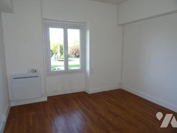 A Queaux, Maison de ville d'environ 98 m² habitables offrant: une cuisine, un séjour, une buand...