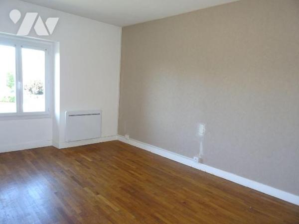 A Queaux, Maison de ville d'environ 98 m² habitables offrant: une cuisine, un séjour, une buand...