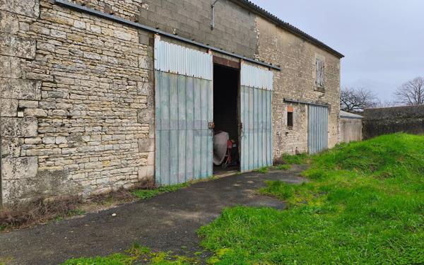 Maison à vendre    3 pièces •  Courçon