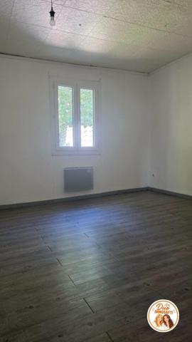Terrain de 911m² en zone UC avec maison à réhabiliter