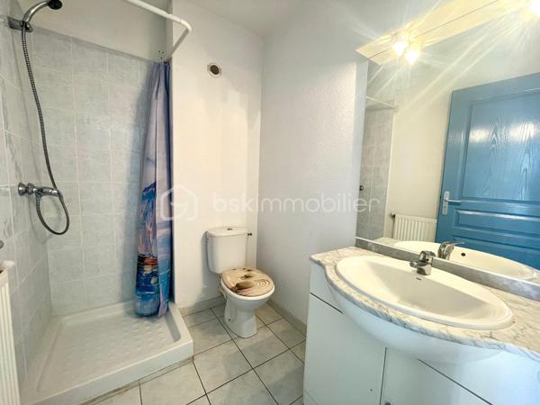 Charmante Maison de 65m² sur deux niveaux offre tout le confort nécessaire.
Au rez de chaussée se trouve une lumineuse pièce de vie avec accès sur la terrasse, une chambre avec placard, ainsi qu'une salle d'eau avec toilettes.

A l'étage, deux autres chambres avec placard, une salle d'eau avec son toilette. L'une des chambres à l'étage dispose également d'une terrasse de 5m². 

On y découvre également un grand garage avec une belle hauteur sous plafond, un jardin arboré de 60m². 

Profitez de la tranquillité de ce quartier tout en étant proche des commodités.
Menuiseries : PVC double vitrage, Volets : Bois
Chauffage au Gaz


Une opportunité à ne pas manquer !