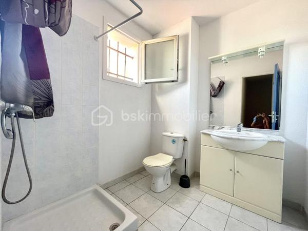 Charmante Maison de 65m² sur deux niveaux offre tout le confort nécessaire.
Au rez de chaussée se trouve une lumineuse pièce de vie avec accès sur la terrasse, une chambre avec placard, ainsi qu'une salle d'eau avec toilettes.

A l'étage, deux autres chambres avec placard, une salle d'eau avec son toilette. L'une des chambres à l'étage dispose également d'une terrasse de 5m². 

On y découvre également un grand garage avec une belle hauteur sous plafond, un jardin arboré de 60m². 

Profitez de la tranquillité de ce quartier tout en étant proche des commodités.
Menuiseries : PVC double vitrage, Volets : Bois
Chauffage au Gaz


Une opportunité à ne pas manquer !