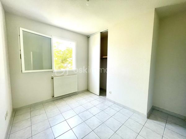 Charmante Maison de 65m² sur deux niveaux offre tout le confort nécessaire.
Au rez de chaussée se trouve une lumineuse pièce de vie avec accès sur la terrasse, une chambre avec placard, ainsi qu'une salle d'eau avec toilettes.

A l'étage, deux autres chambres avec placard, une salle d'eau avec son toilette. L'une des chambres à l'étage dispose également d'une terrasse de 5m². 

On y découvre également un grand garage avec une belle hauteur sous plafond, un jardin arboré de 60m². 

Profitez de la tranquillité de ce quartier tout en étant proche des commodités.
Menuiseries : PVC double vitrage, Volets : Bois
Chauffage au Gaz


Une opportunité à ne pas manquer !
