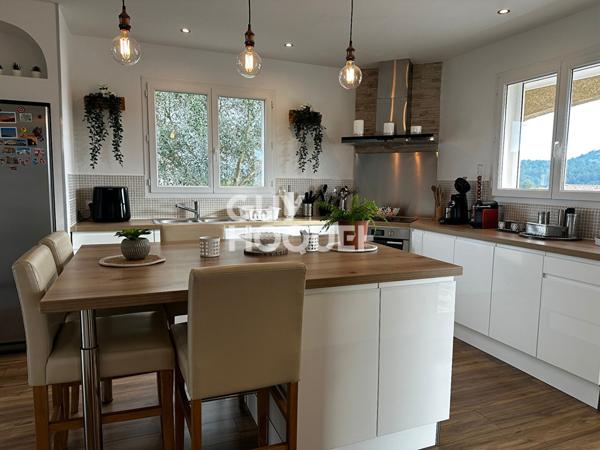 Villa de standing 170m², 4 chambres, terrain, piscine, sous sol.