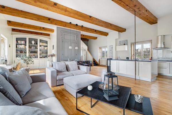 Duplex au dernier étage avec ascenseur et stationnements