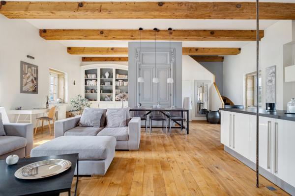 Duplex au dernier étage avec ascenseur et stationnements