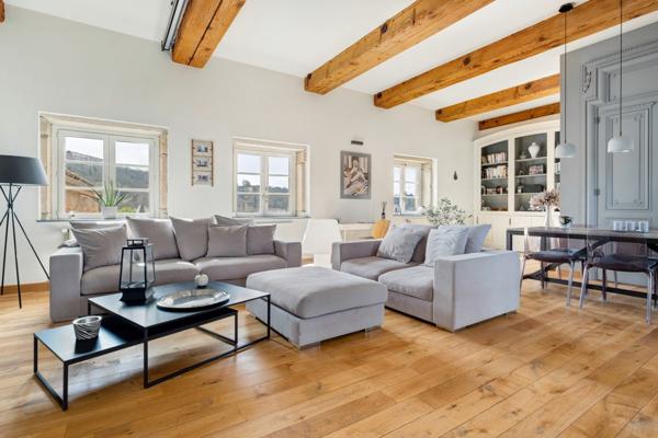 Duplex au dernier étage avec ascenseur et stationnements
