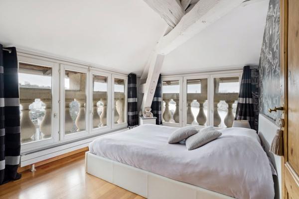 Duplex au dernier étage avec ascenseur et stationnements