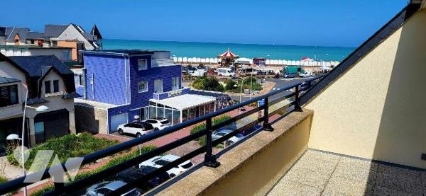 Appartement situé au 3&#7497; étage avec terrasse offrant une vue sur la mer.
Il comprend : un...