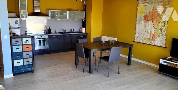 Appartement situé au 3&#7497; étage avec terrasse offrant une vue sur la mer.
Il comprend : un...