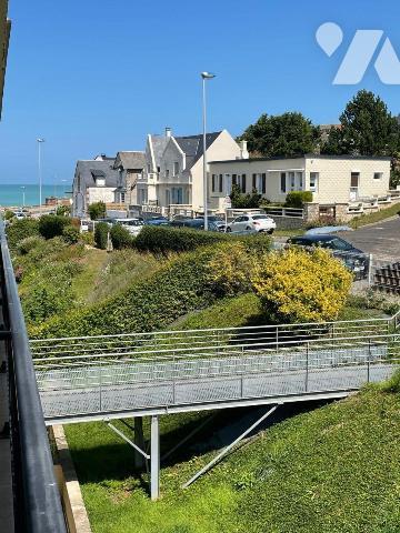 Appartement situé au 3&#7497; étage avec terrasse offrant une vue sur la mer.
Il comprend : un...