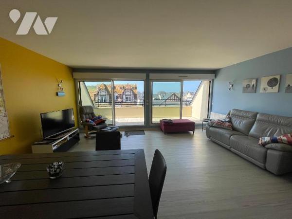 Appartement situé au 3&#7497; étage avec terrasse offrant une vue sur la mer.
Il comprend : un...
